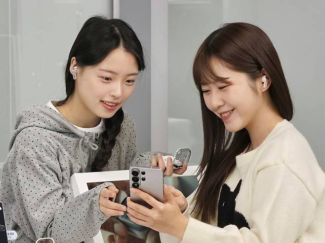 삼성 강남에 마련된 '갤럭시 버즈 커스텀 랩'을 찾은 방문객들이 갤럭시 버즈4 시리즈의 사운드를 체험하고 있다. 사진=삼성전자