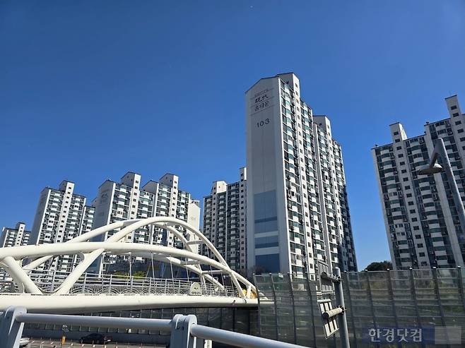 데이터센터가 지어지는 곳 인근에 있는 아파트 단지 전경. 사진=이송렬 기자.