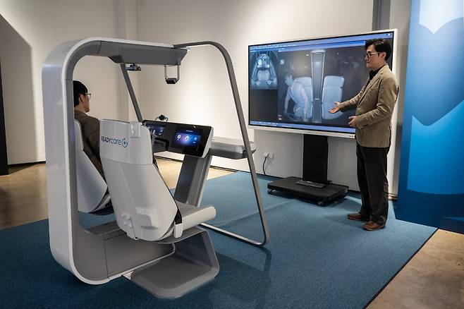 삼성전자 관계자가 8일 서울 삼성동에서 개최한 '하만 익스플로어 코리아 2026' 전시장에서 차량 운전자의 피로도와 건강상태를 실시간 확인할 수 있는 AI 기술을 소개하고 있다.  /삼성전자 제공