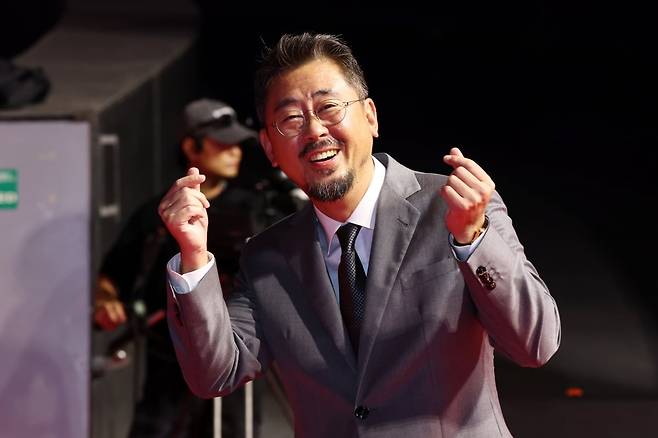 나홍진 감독이 지난해 '제30회 부산국제영화제(30th BIFF)' 레드카펫 행사에 참석해 발걸음을 옮기고 있다. / 변성현 한경닷컴 기자 byun84@hankyung.com