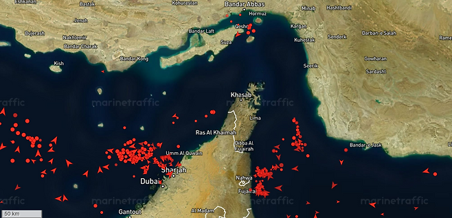 지난 8일 오후 12시(현지시간) 기준 호르무즈 해협 인근의 실시간 해상 교통 상황. 빨간색 아이콘은 유조선 및 원유 운반선. 해협 봉쇄 여파로 진입하지 못한 선박들이 정체돼 있다. 마린트래픽 갈무리