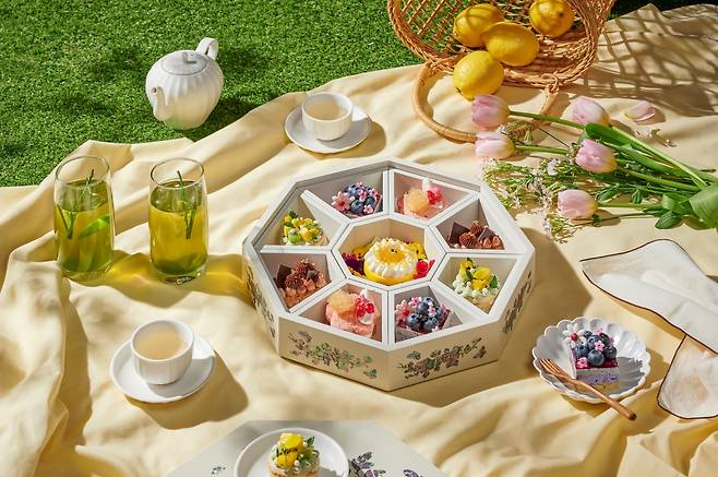 코트야드 메리어트 서울 명동은 ‘보는 재미’에 집중했다. 22층 ‘THE 22 남대문 베이커리&바’에서 선보이는 ‘스프링 팔레트’ 애프터눈 티 세트는 구절판 형태의 트레이 위에 디저트를 배치해 하나의 색채 팔레트처럼 구성한 것이 특징이다.