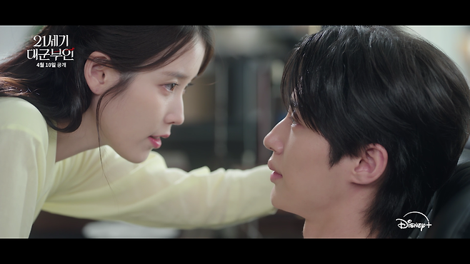 MBC 금토드라마 <21세기 대군부인> 스틸컷. 배우 아이유(왼쪽)과 변우석. 디즈니플러스 제공