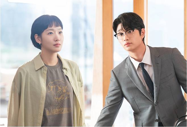 tvN 드라마 <유미의 세포들 시즌3> 스틸컷 배우 김고은(왼쪽)과 김재원 . tvN 제공