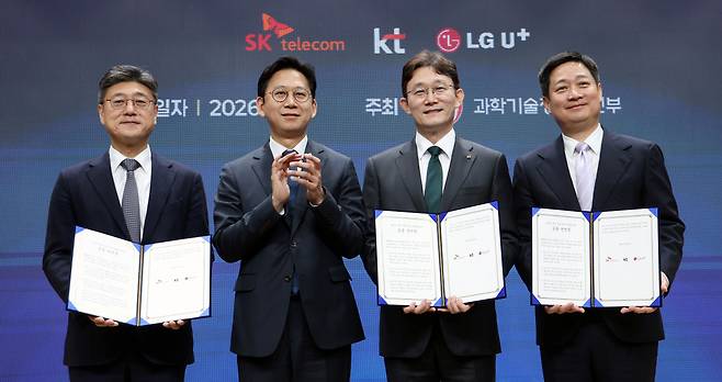 배경훈 부총리 겸 과학기술정보통신부 장관이 9일 서울 강남구 한국과학기술회관에서 열린 통신의 국민 신뢰·민생·미래를 위한 통신 3사 공동선언식에서 기념촬영을 하고 있다. 왼쪽부터 정재헌 SK텔레콤 대표, 배 부총리, 박윤영 KT 대표, 홍범식 LG유플러스 대표.  사진공동취재단