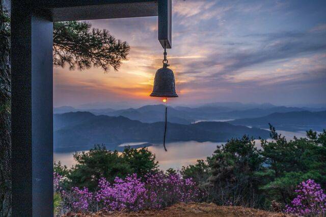 대전 동구 노고산성 ‘소원의 종’에서 맞이한 아침. 대청호의 물줄기와 산줄기들이 파노라마로 펼쳐진다.