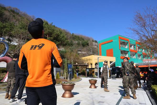 소방대원이 8일 오후 중구 침산동 뿌리공원에서 늑대가 숨었을 것으로 추정되는 야산을 드론으로 수색하고 있다. 연합