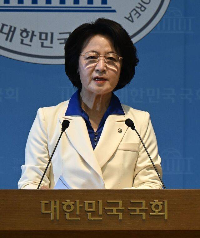 추미애 더불어민주당 경기도지사 후보가 8일 국회 소통관에서 경선 승리 후 첫 기자회견을 하고 있다. 이병주 기자