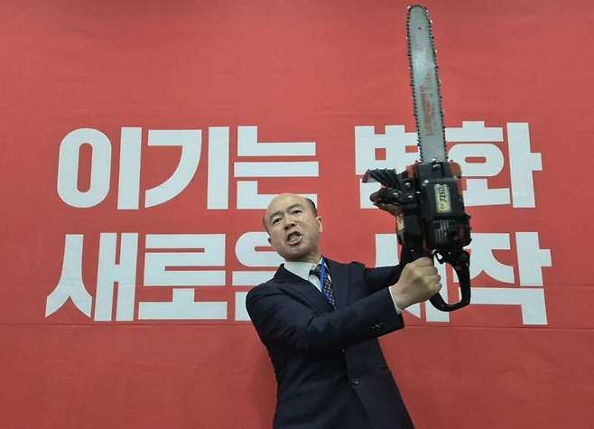 국민의힘 공천관리위원회로부터 대구시장 경선에서 컷오프(경선배제)된 김한구 전 달성군 새마을협의회 감사가 7일 국민의힘 대구시당에서 무소속 출마를 선언하며 전기톱을 들어 보이고 있다. / 사진=연합뉴스