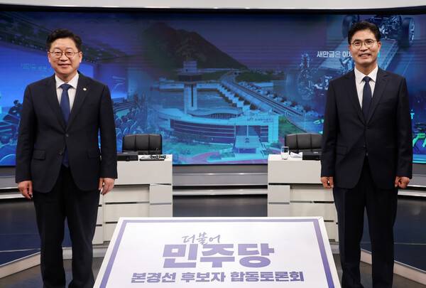 ▲더불어민주당 안호영, 이원택(왼쪽부터) 전북특별자치도지사 출마예정자가 6일 전주MBC 스튜디오에서 열린 본경선 후보자 합동토론회에서 기념 촬영을 하고 있다. 연합뉴스