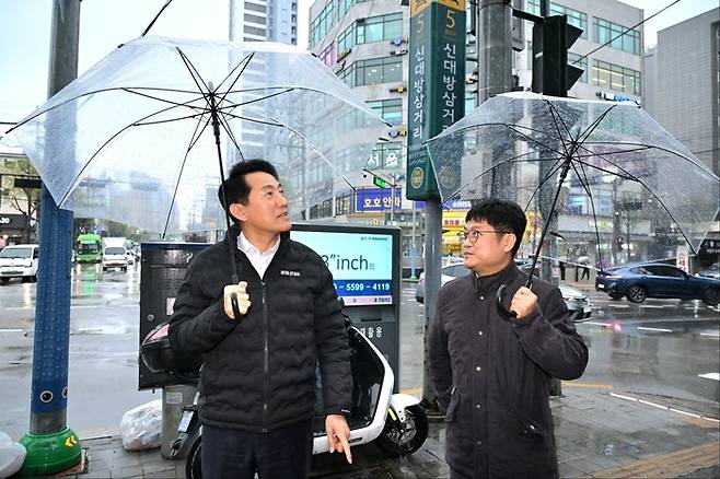 오세훈 서울시장이 9일 오후 신대방삼거리역 역세권활성화사업 현장을 찾아 사업에 대해 설명을 듣고 있다. <서울시 제공>