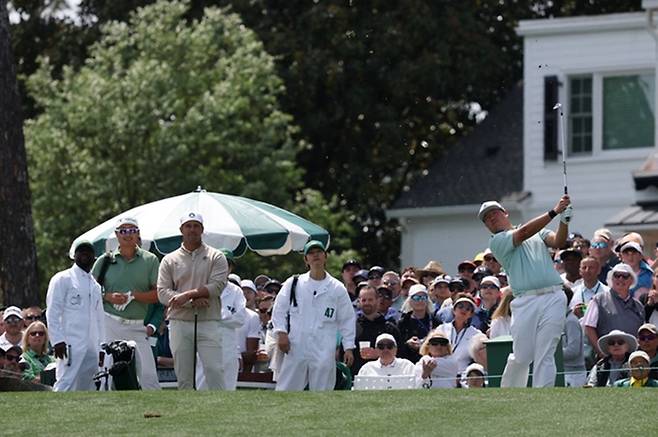 임성재 캐디 역할을 수행하고 있는 송중기(정중앙). 사진ㅣ로이터연합뉴스