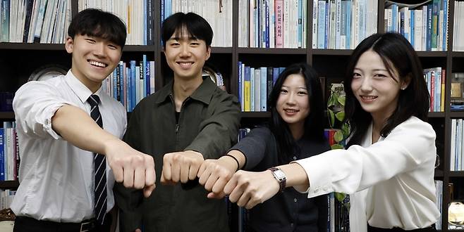 서울대 의대 창업동아리 ‘엠디위너스’의 조승권 씨(회장·본과 4학년), 정성 씨(예과 2학년), 정윤서 씨(예과 2학년), 고나현 씨(본과 2학년·왼쪽부터)이 포즈를 취하고 있다. “AI시대에 대체불가능한 의사가 되는 방법은 무엇일까” 자문하고 고민하는 당찬 청춘들이다. [김호영기자]