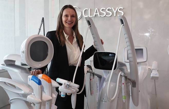 안드레아 리마 대표가 슈링크 유니버스(왼쪽)와 볼뉴머를 설명하고 있다.  이승환 기자