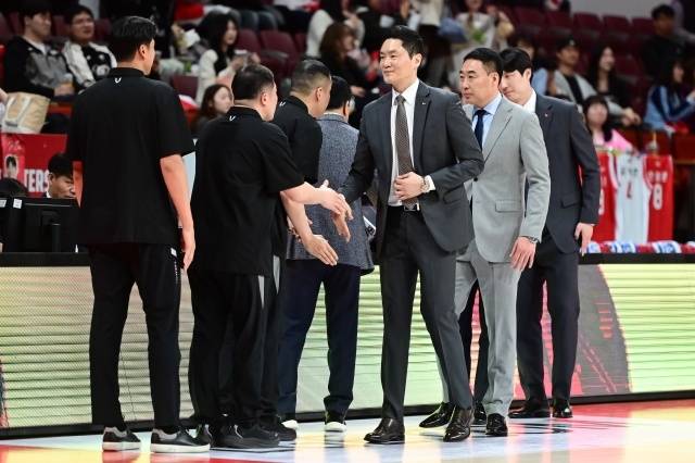 SK는 정말 KCC가 무서웠던 것일까. 그게 아니라면 4쿼터 막판에 보여준 부자연스러운 플레이들은 무엇일까. 사진=KBL 제공