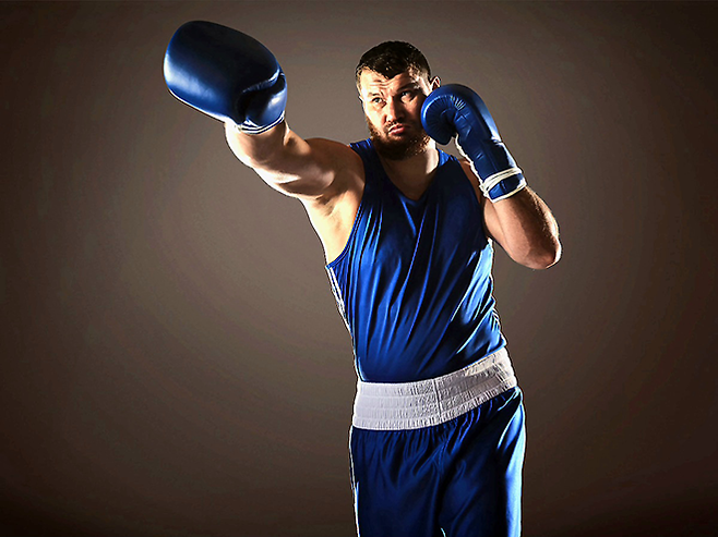 아르슬란베크 루슬라노비치 마흐무도프는 프로복싱 헤비급에서 △WBC 콘티넨털 아메리카스 챔피언 △WBA 북미 챔피언 및 인터콘티넨털 챔피언 △WBC 실버 챔피언 및 북미 챔피언을 지냈다. 사진=Netflix