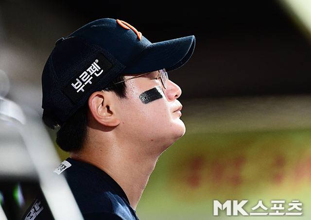 2025년 10월 22일 오후 대구삼성라이온즈파크에서 ‘2025 신한 SOL Bank KBO 포스트시즌’ 한화 이글스와 삼성 라이온즈의 플레이오프(5전 3선승제) 4차전이 열렸다. 6회말 2사 1, 2루에서 강판한 한화 김서현이 더그아웃에서 눈시울을 붉히고 있다. 사진=김영구 기자