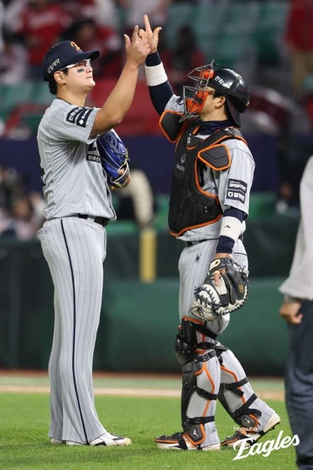 김서현이 8일 인천 SSG전에서 세이브를 올린 뒤 기뻐하고 있다. 사진=한화 제공