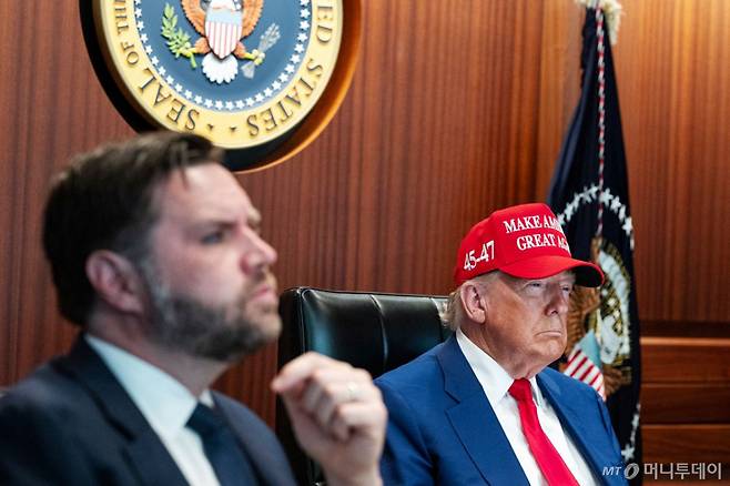 (워싱턴DC AFP=뉴스1) 류정민 특파원 = 백악관이 엑스(X)를 통해 공개한 21일(현지시간) 워싱턴DC 백악관 상황실(일명 워룸). 도널드 트럼프 미국 대통령(오른쪽)과 JD 밴스 부통령(왼쪽)이 공습 관련 상황을 지켜보고 있다. 트럼프 대통령은 미군이 이란의 포르도 지하 우라늄 농축 시설을 포함한 3개 핵 시설에 대한 "매우 성공적인 공격을 수행했다"라고 밝혔다. 2025.06.22   ⓒ AFP=뉴스1  Copyright (C) 뉴스1. All rights reserved. 무단 전재 및 재배포,  AI학습 이용 금지. /사진=(워싱턴DC AFP=뉴스1) 류정민 특파원