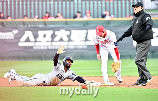 7일 오후 인천 SSG랜더스필드에서 진행된 '2026 프로야구 KBO리그' SSG랜더스와 한화 이글스의 경기. 한화 페라자가 1회초 1사에서 안타를 친 뒤 2루에서 세이프 되고 있다./마이데일리