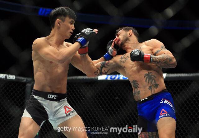 역대급 명승부를 펼쳤던 최두호와 컵 스완슨(오른쪽)./게티이미지코리아