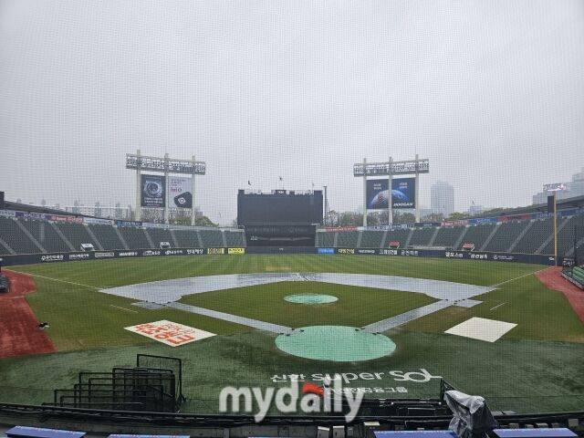 비가 내리고 있는 잠실구장./잠실=심혜진 기자