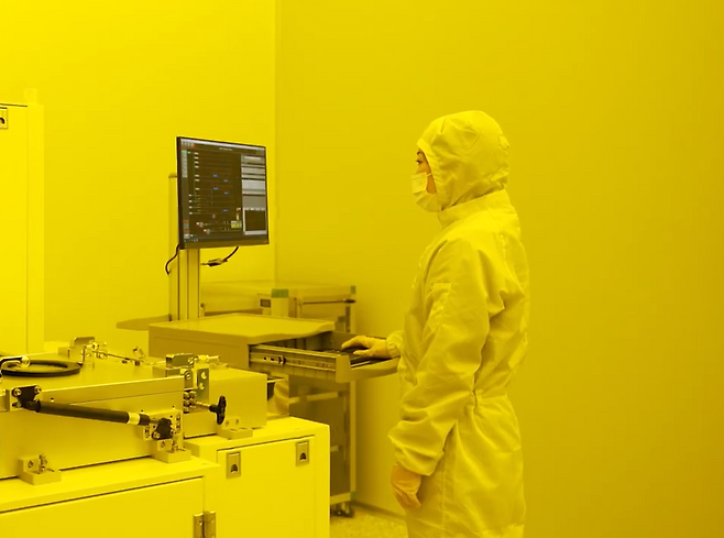 동진쎄미켐 소속 한 연구원이 내부 제어시스템을 지켜보고 있다. 동진쎄미켐은 AX 전환을 위해 내부에서 측정된 자료를 모두 디지털화해 ‘디지털 트윈’을  구축할 계획이다. 시스템이 완비되면 인공지능을 통해 연구개발 과정을 진행할 수 있게되고, 이럴 경우 수십억원대 비용 절감을 할 수 있다고 회사측은 설명했다. [동진쎄미켐]