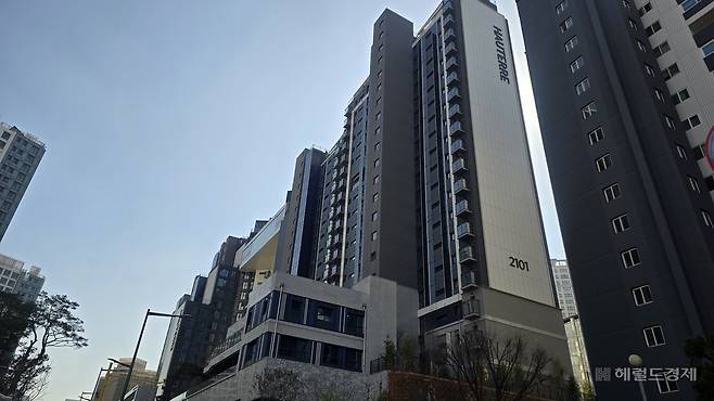 서울 서초구 신반포 21차 아파트를 재건축한 오티에르 반포 단지 전경. 홍승희 기자