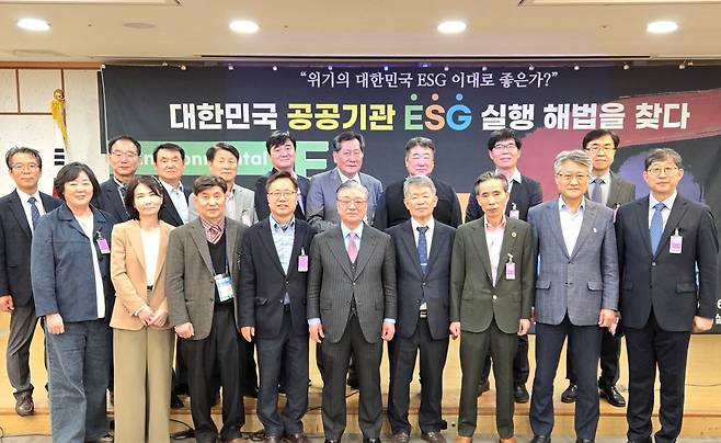 국회 국토교통위원장 맹성규 더불어민주당 의원, 국회 문화체육관광위원장 김교흥 민주당 의원, 국회 교육위원장 김영호 민주당 의원, 재정경제기획위원회 간사 정태호 민주당 의원 공동주최, 대한민국ESG위원회와 사단법인 ESG 파트너스 공동 주관으로 지난 6일 국회의원회관 제3세미나실에서 열린 ‘제2회 대한민국 공공기관 ESG 포럼’에서 최용관 대한민국ESG위원장(첫 줄 가운데)을 비롯한 참석자들이 기념 사진을 촬영하고 있다. [대한민국ESG위원회 제공]