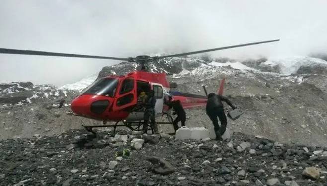 에베레스트 헬기 구조. 기사 내용과 직접적인 관련 없는 사진 [AP]