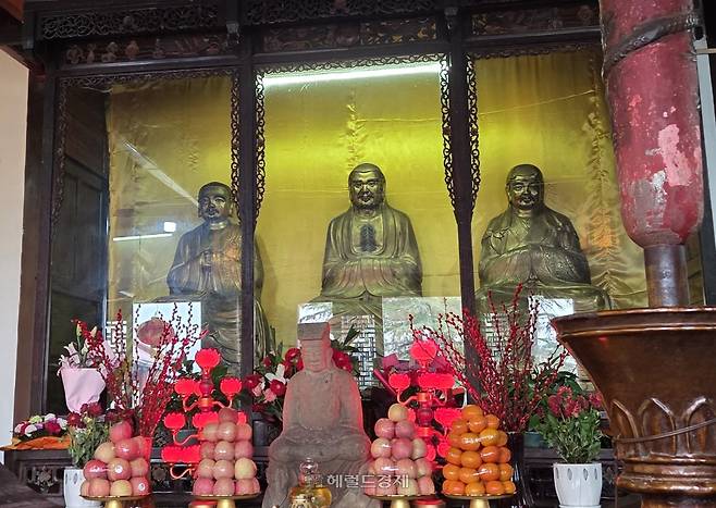삼조사 조사전 법당에 지공선사(맨앞), 달마대사(가운데), 혜가선사(오른쪽), 승찬대사가 모셔져 있다.