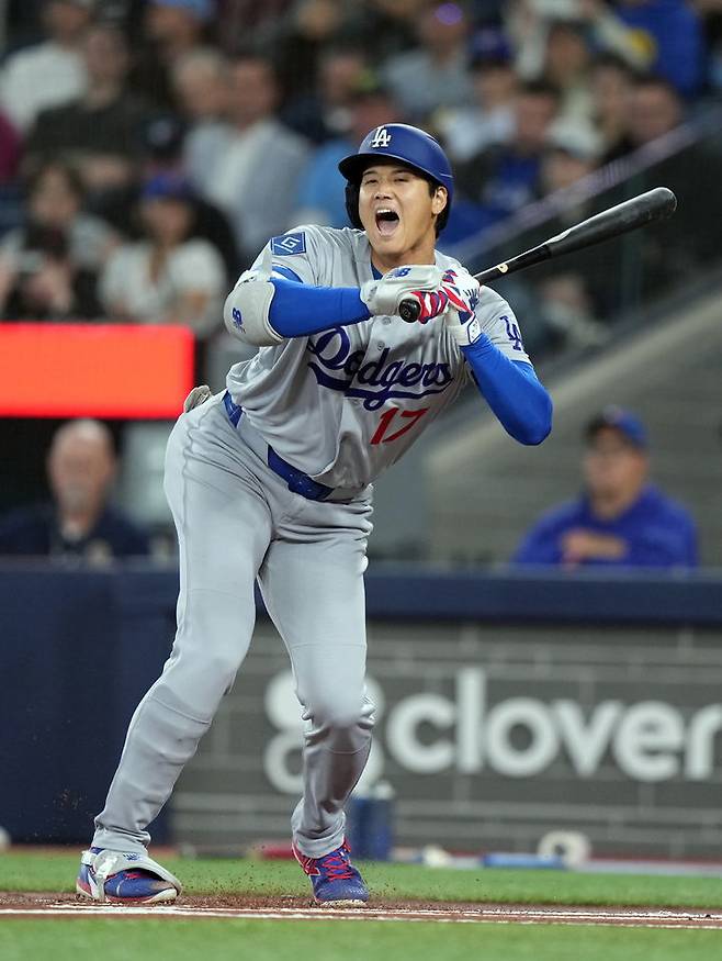 [토론토=AP/뉴시스] LA 다저스의 오타니 쇼헤이가 9일(한국 시간) 캐나다 온타리오주 토론토의 로저스 센터에서 열린 2026 메이저리그(MLB) 토론토 블루제이스와의 경기에서 1회초 폭투에 놀라고 있다. 2026.04.09