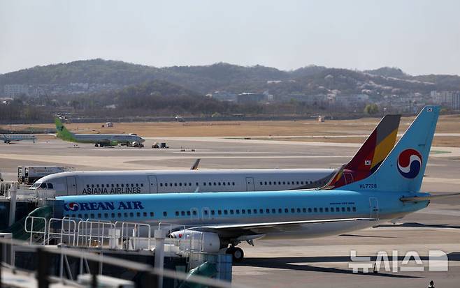 [서울=뉴시스] 배훈식 기자 = 중동 전쟁 여파로 국내선 유류할증료 상승이 예고된 7일 오전 김포국제공항 활주로에 항공기가 운항 준비를 하고 있다. 대한항공·아시아나항공은 5월 편도 기준 유류할증료를 3만4100원으로 책정해 지난달(7700원) 대비 약 4.4배 올랐다. 2026.04.07. dahora83@newsis.com