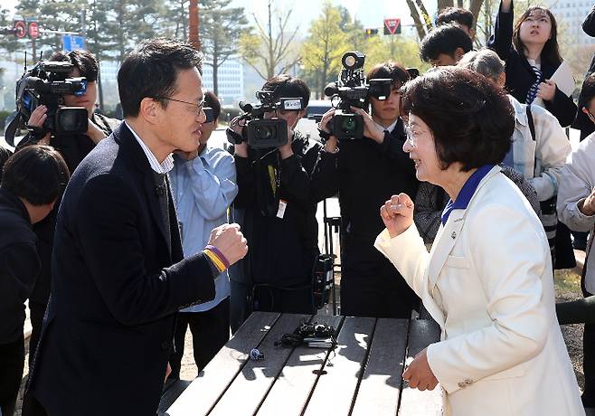 더불어민주당 추미애 경기도지사 후보(오른쪽)와 박주민 서울시장 예비후보가 8일 국회 소통관 앞에서 만나 얘기를 나누고 있다. 연합뉴스