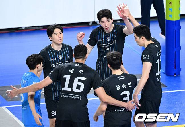 [OSEN=천안, 최규한 기자] 8일 천안 유관순체육관에서 ‘진에어 2025-26 V-리그’ 남자부 챔피언결정 4차전 현대캐피탈과 대한항공의 경기가 열렸다.시리즈 전적 2승 1패 우위를 점하고 있는 대한항공은 우승까지 1승만을 남겨뒀다. 3차전을 잡으며 반격에 나선 현대캐피탈은 승부를 최종 5차전까지 이어가려 한다.2세트, 현대캐피탈 선수들이 득점에 기뻐하고 있다. 2026.04.08 / dreamer@osen.co.kr