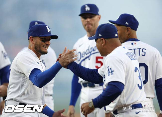 [사진] LA 다저스 미겔 로하스와 데이브 로버츠 감독 ⓒGettyimages(무단전재 및 재배포 금지)