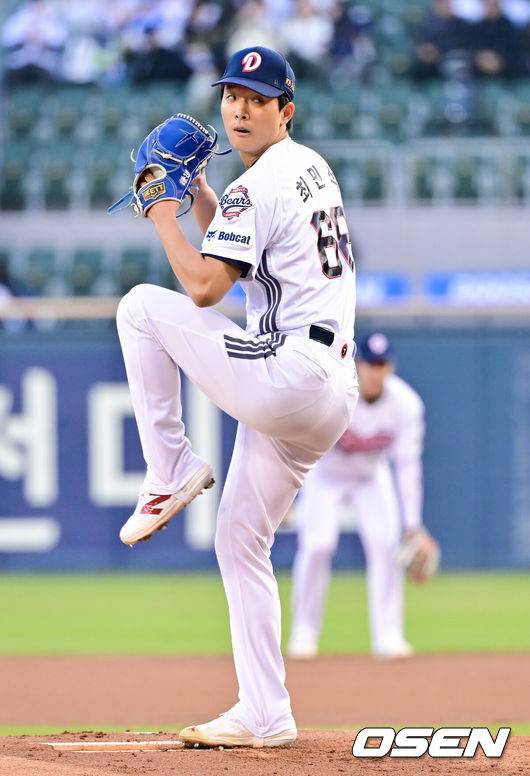 [OSEN=잠실, 박준형 기자] 8일 서울 잠실구장에서 '2026 신한 SOL Bank KBO리그' 두산 베어스와 키움 히어로즈의 경기가 열렸다.이날 두산은 최민석을, 키움은 정세영을 선발투수로 내세웠다.1회초 두산 선발투수 최민석이 역투하고 있다.   2026.04.08 / soul1014@osen.co.kr