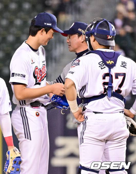 [OSEN=잠실, 박준형 기자] 8일 서울 잠실구장에서 '2026 신한 SOL Bank KBO리그' 두산 베어스와 키움 히어로즈의 경기가 열렸다.이날 두산은 최민석을, 키움은 정세영을 선발투수로 내세웠다.6회초 두산 선발투수 최민석이 교체되고 있다.   2026.04.08 / soul1014@osen.co.kr