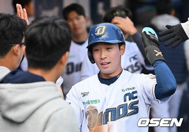 [OSEN=창원, 이석우 기자] 17일 창원NC파크에서 2026 신한 SOL KBO 리그 시범경기 NC 다이노스와 KIA 타이거즈의 경기가 열렸다. 홈팀 NC는 테일러가, 방문팀 KIA는 양현종이 선발 출전했다. NC 다이노스 허윤이 6회말 1사 1루 최정원의 중견수 왼쪽 1타점 안타때 득점을 올리고 하이파이브를 하고 있다. 2026.03.17 / foto0307@osen.co.kr