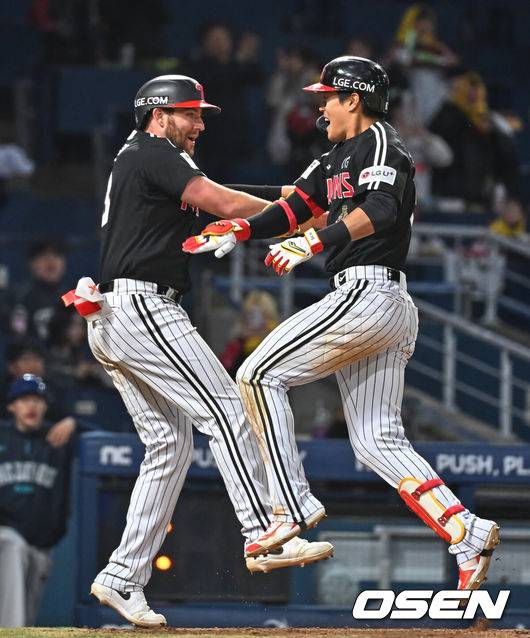 [OSEN=창원, 이석우 기자] 8일 창원NC파크에서 2026 신한 SOL KBO 리그 NC 다이노스와 LG 트윈스의 경기가 열렸다. 홈팀 NC는 신민혁이, 방문팀 LG는 웰스가 선발 출전했다. LG 트윈스 천성호가 6회초 1사 1루 우월 2점 홈런을 치고 오스틴과 하이파이브를 하고 있다. 2026.04.08 / foto0307@osen.co.kr