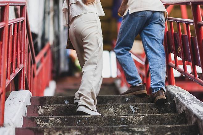 버스 계단이나 높은 턱 앞에서 다리에 힘이 빠지는 경험은 하체 근력 저하의 대표적인 초기 신호로 꼽힌다. 겉으로는 멀쩡해 보여도 일상 동작에서 변화가 먼저 나타난다. 게티이미지뱅크