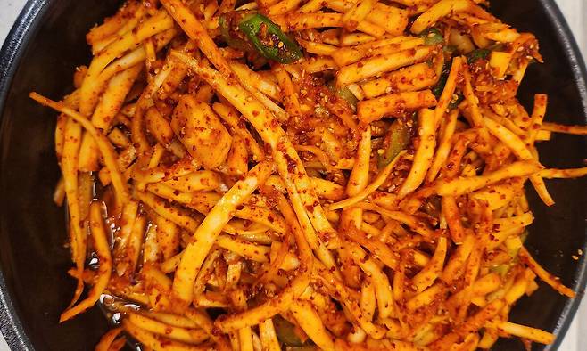 한방에서는 도라지를 예로부터 폐를 보호하고 기침을 멎게 하는 ‘길경’으로 활용해왔다. 김기환 기자