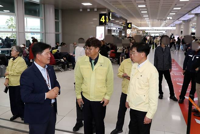 박천수 제주도지사 권한대행(가운데)이 9일 제주국제공항을 찾아 항공기 운항 현황과 이용객 안전대책을 점검하고 있다. 제주도 제공