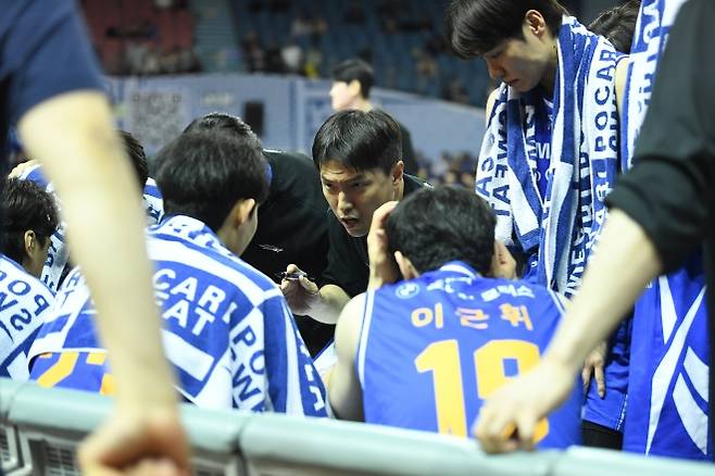 김효범 서울 삼성 감독이 8일 서울 잠실실내체육관에서 열린 2025~26 프로농구 대구 한국가스공사와의 경기에서 선수들에게 작전을 지시하고 있다. 2026.4.8 KBL 제공