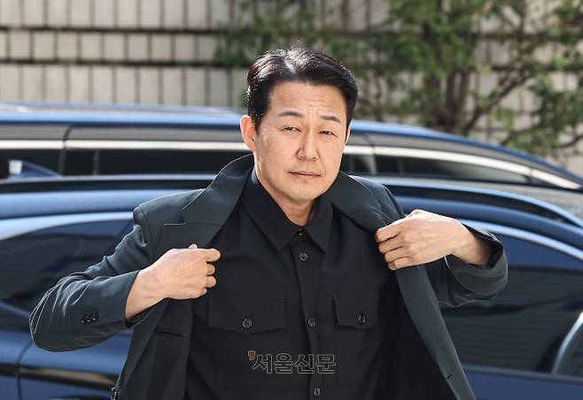 공판 증인 출석하는 박성웅 - 배우 박성웅이 8일 오후 서울 서초구 서울중앙지방법원에서 열린 임성근 전 해병대 1사단장의 국회증언감정법 위반 사건 관련 공판에 증인으로 출석하고 있다. 2026.4.8 이지훈 기자
