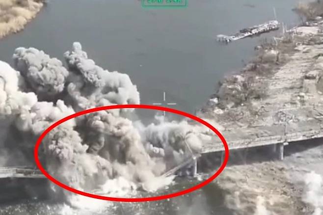 우크라이나군이 영국제 몰로이 T-150 수송 드론을 포함한 드론 항공 시스템만으로 러시아가 일부 점령한 헤르손의 핵심 다리를 파괴하는데 성공했다. 우크라이나군 제공 영상 캡처