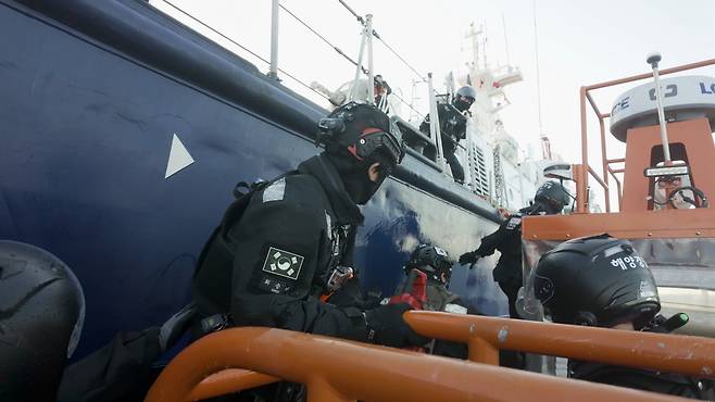 이달 6일 서해 소청도 남서방 40해리 해상을 항해중인 해양경찰 3019함 단정 요원들이 가상의 외국 어선에 등선해 불법 조업을 단속하는 훈련을 수행하고 있다. 사진 제공=중부해경청