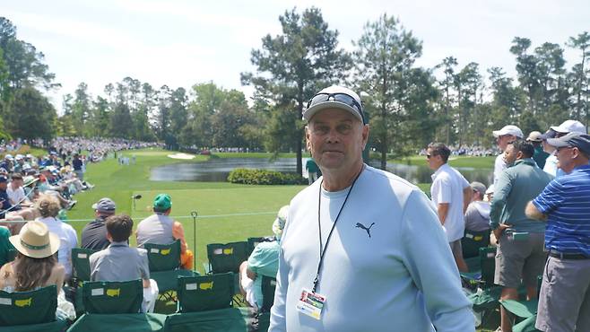 2019년 US 오픈 챔피언인 게리 우들런드의 아버지 댄 우들런드가 8일(현지 시간) 미국 조지아주 오거스타 내셔널GC 옆 코스에서 열린 마스터스 파3 콘테스트 중 아들 가족을 응원하다 포즈를 취하고 있다. 오거스타=양준호 기자