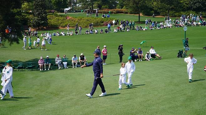 2019년 US 오픈 챔피언인 게리 우들런드가 8일(현지 시간) 미국 조지아주 오거스타 내셔널GC 옆 코스에서 열린 마스터스 파3 콘테스트에서 세 아이와 함께 경기를 즐기고 있다. 오거스타=양준호 기자