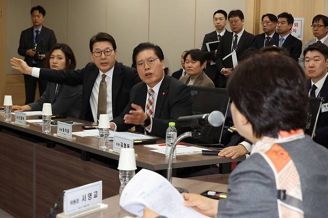 국회 윤석열 정권 정치검찰 조작기소 의혹 진상규명을 위한 국정조사 특별위원회가 9일 서울중앙지검에 대한 현장조사에 나선 가운데 서영교 위원장과 신동욱, 송석준 위원이 설전을 벌이고 있다. 국회사진기자단